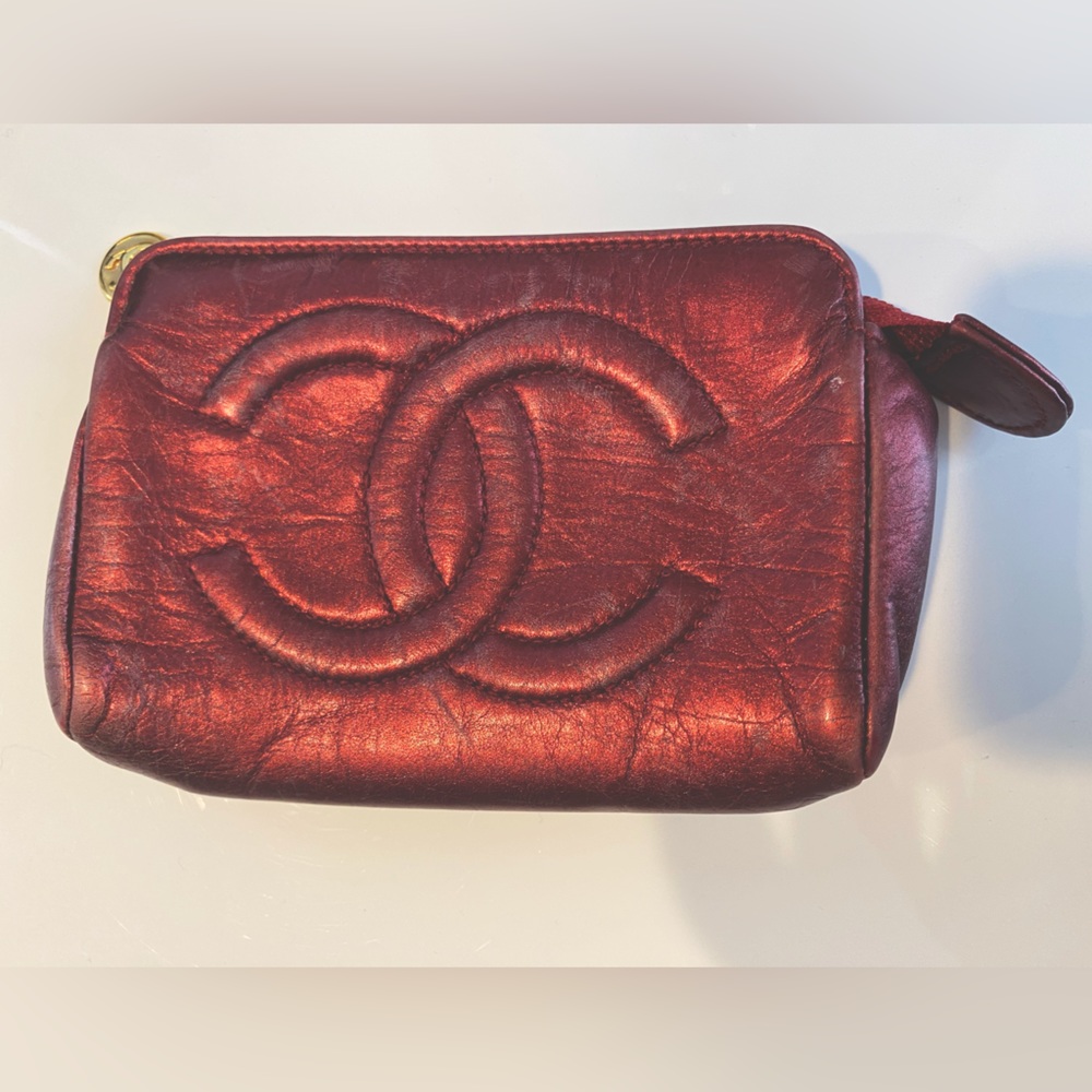 Chanel vintage mini zip coin purse. Metallic red leather. Signature cc zip